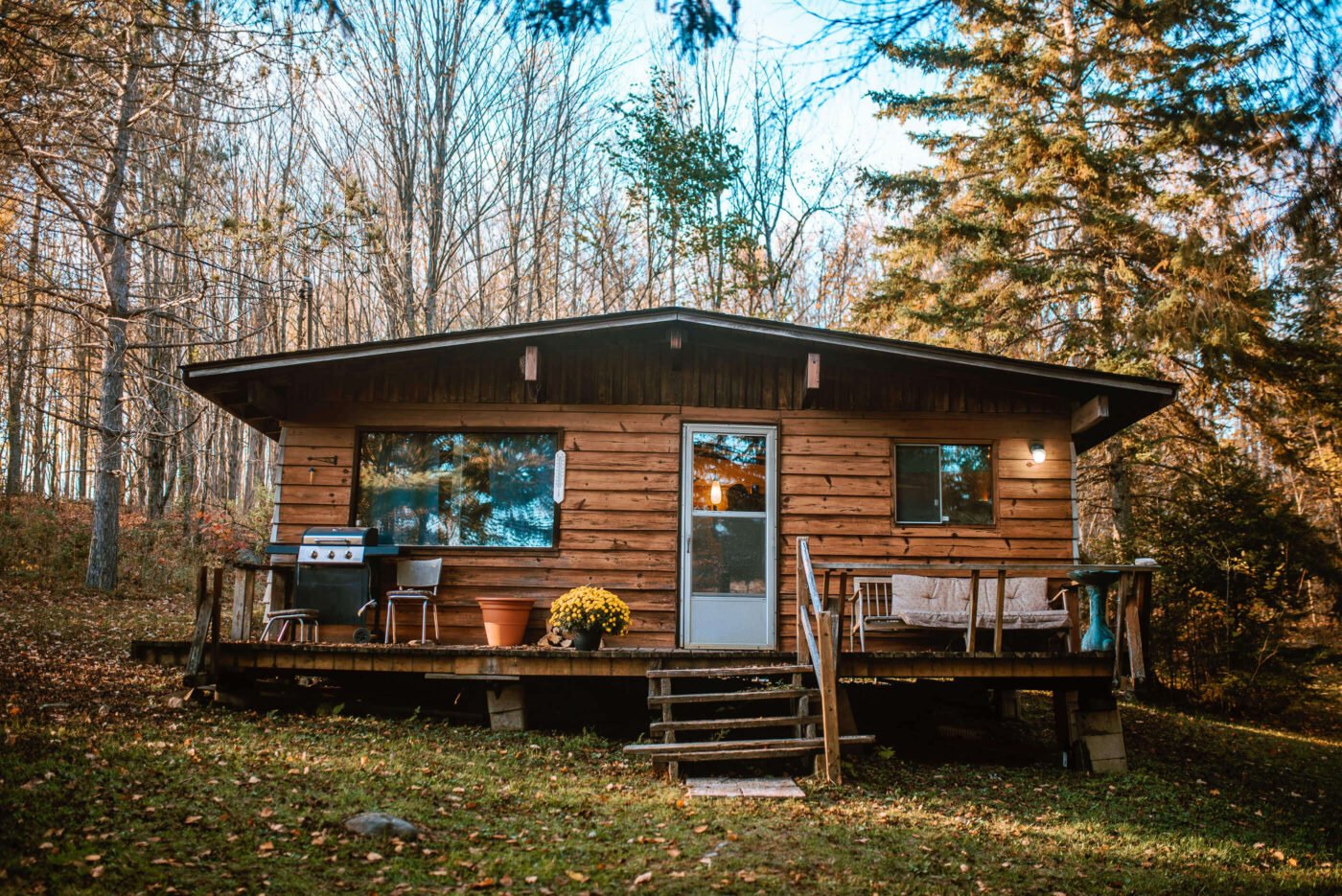Hipcamp Canada: 90s Nostalgic Cabin Getaway – Vanessa’s Rustic Cozy Cabin in Minden, Ontario